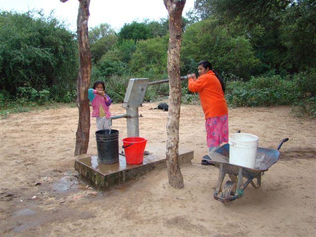 donne e bambine che trasportano l'acqua fino a casa