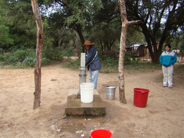un indios Guarani che raccoglie l'acqua